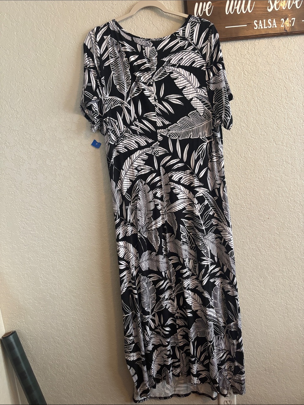 Avenue Black & White Leaf-Print Maxi Dress - Picture 10 of 12